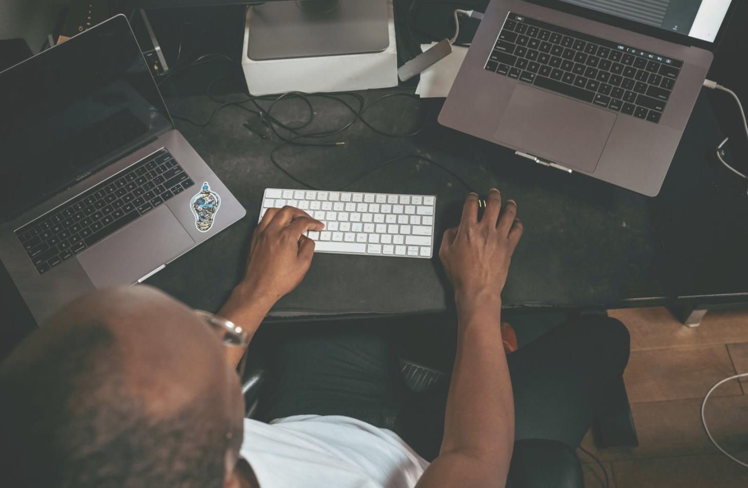 Environnement de formation moderne avec espaces collaboratifs
