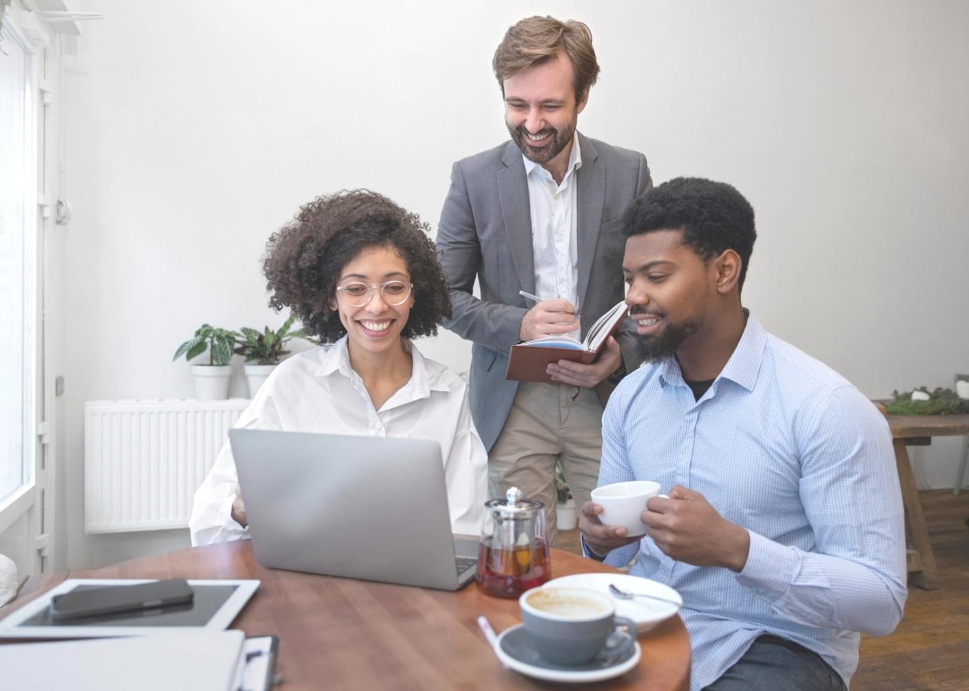 Séance de formation collaborative sur l'entrepreneuriat digital
